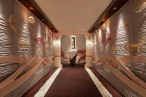 3 restaurants, breakfast, lunch, dinner served; international cuisine