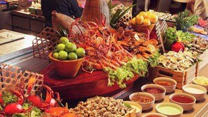 Un bufé con diversos mariscos y frutas.