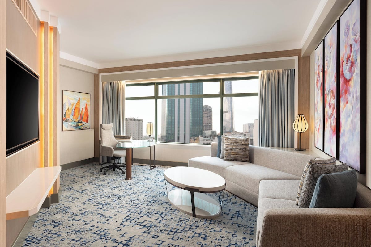 Chambre Club, 1 très grand lit | Salle de séjour | Téléviseur à DEL