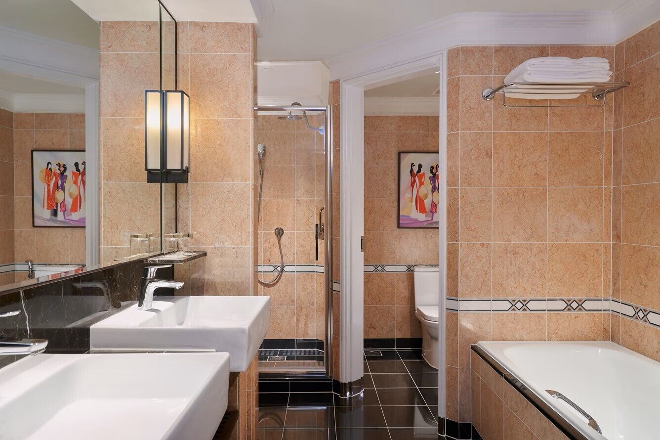 Une salle de bain moderne avec deux lavabos, une douche et une baignoire.