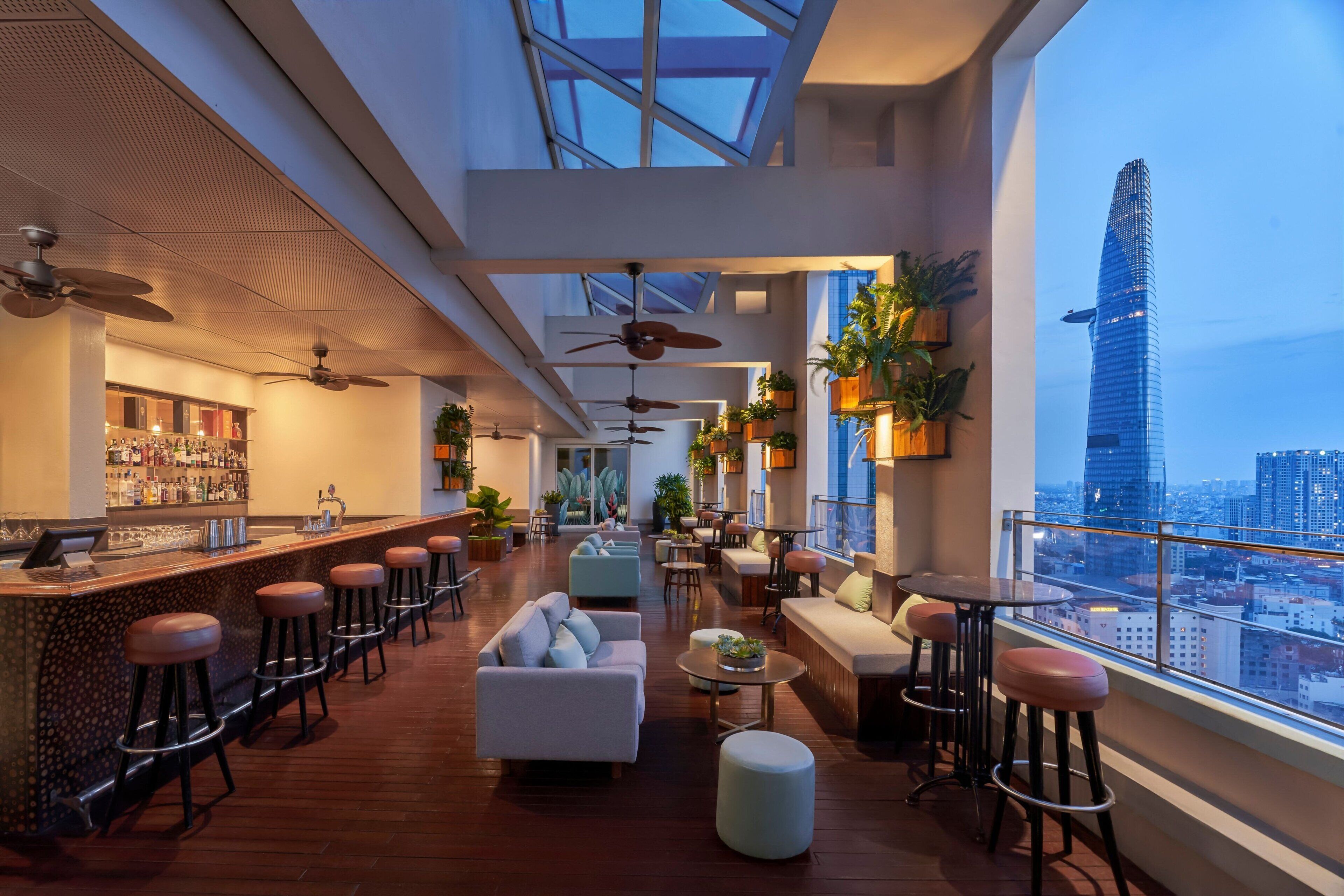 serves breakfast, lunch and dinner