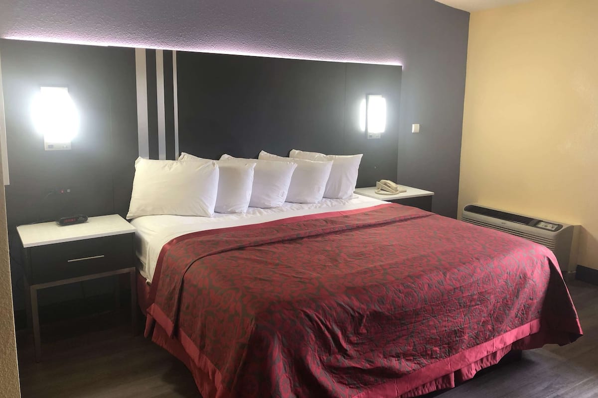 Cortinas blackout, tabla de planchar con plancha y camas extra