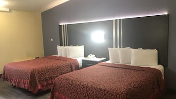 Cortinas blackout, tabla de planchar con plancha y camas extra