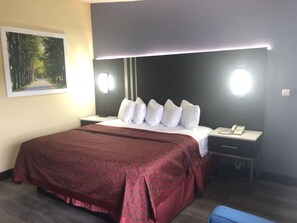 Cortinas opacas, tabla de planchar con plancha, camas supletorias