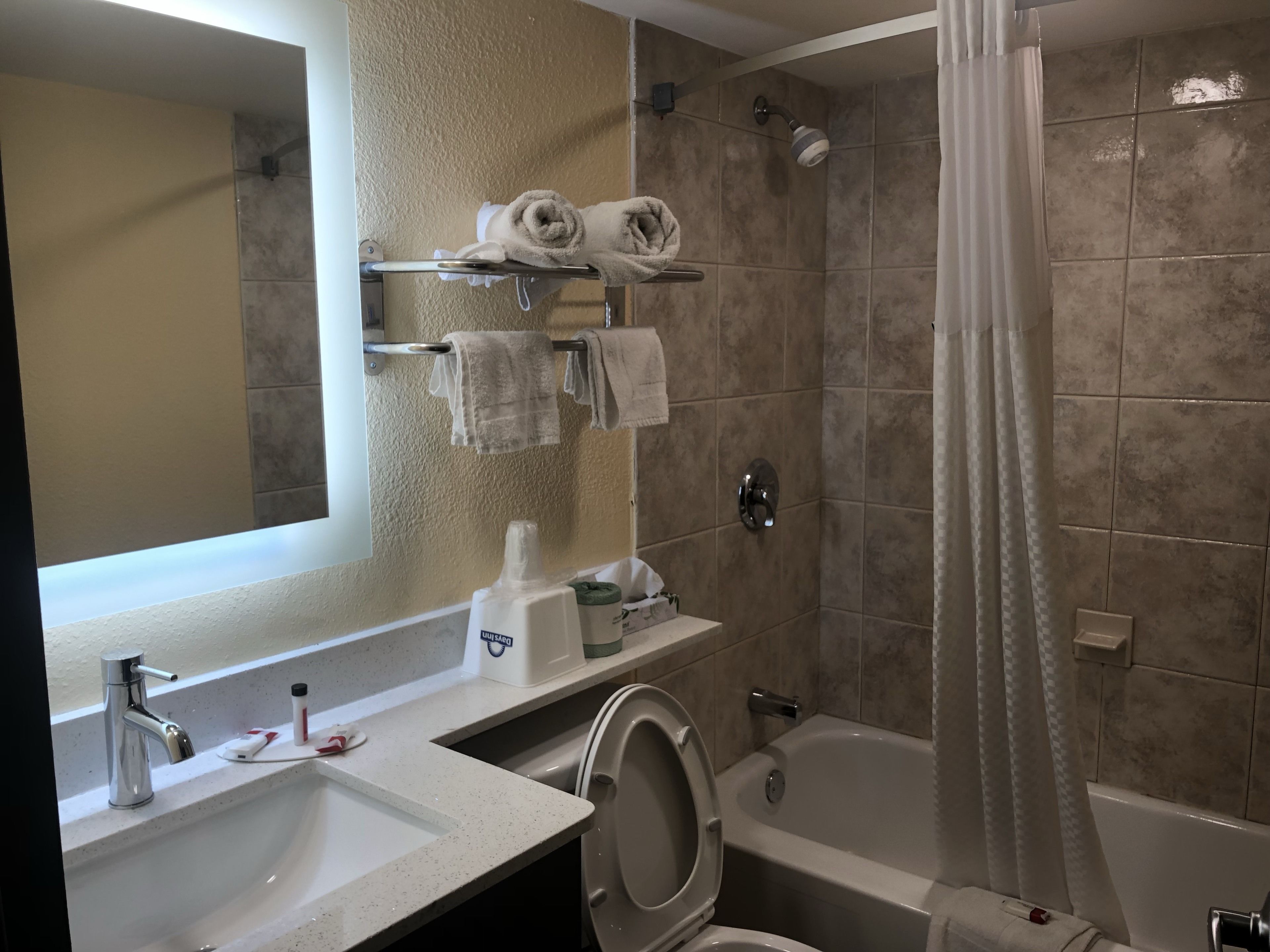 Ensemble baignoire-douche, séchoir à cheveux, serviettes fournies