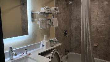 Ducha y bañera combinadas, secador de pelo y toallas