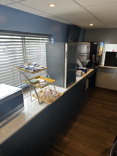 Days Inn by Wyndham Grove City Columbus South