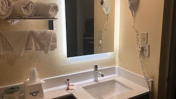 Combined shower/tub, hair dryer, towels