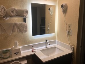 Combined shower/bathtub, hair dryer, towels