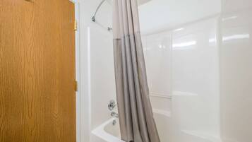 Combined shower/bathtub, towels