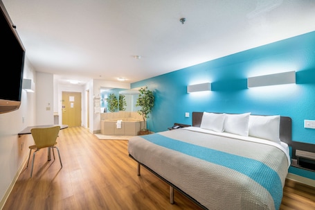 Escritorio, wifi gratis y ropa de cama