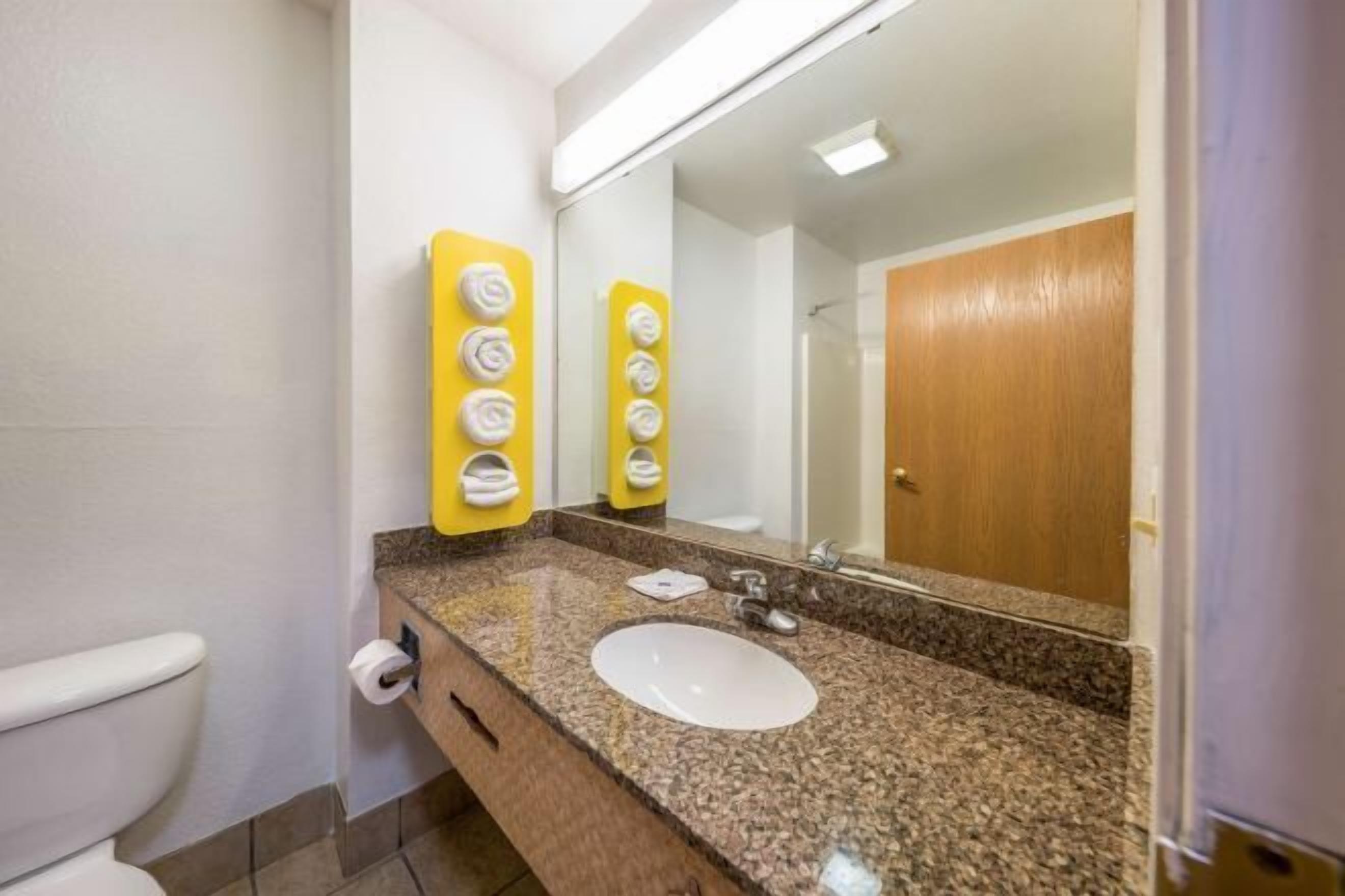 Combined shower/tub, towels