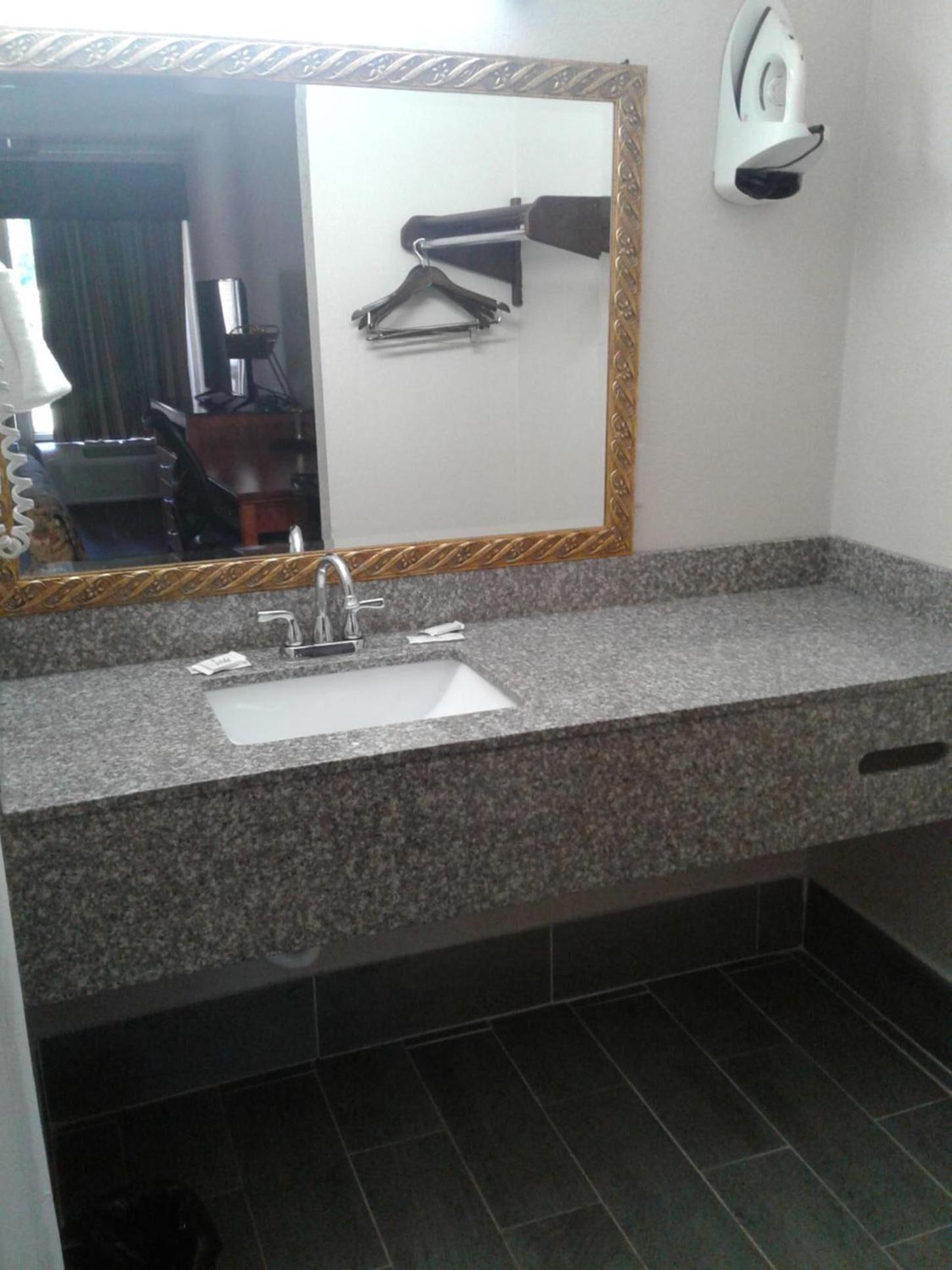 Combined shower/tub, hair dryer, towels