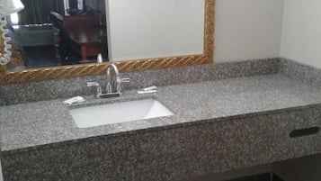 Tina con regadera, secadora de cabello, toallas