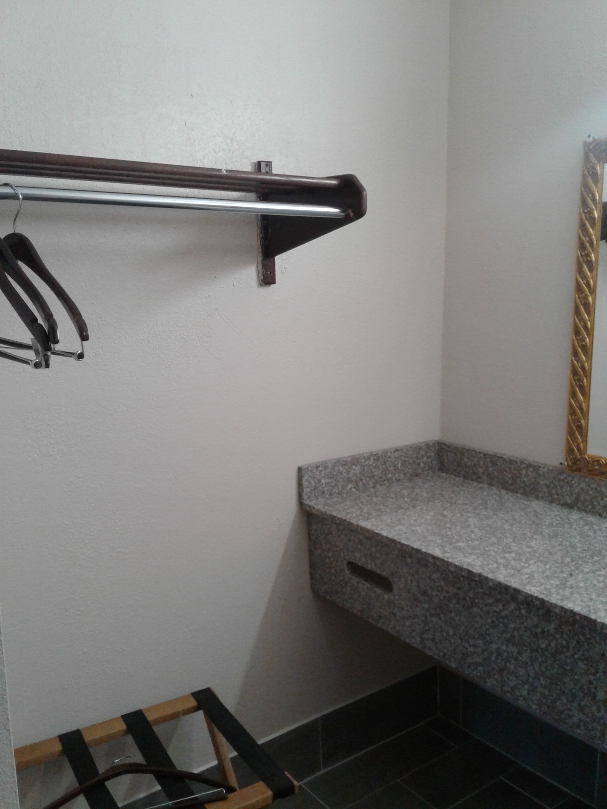 Combined shower/bathtub, hair dryer, towels