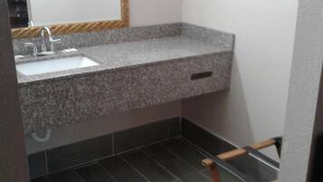 Combined shower/tub, hair dryer, towels