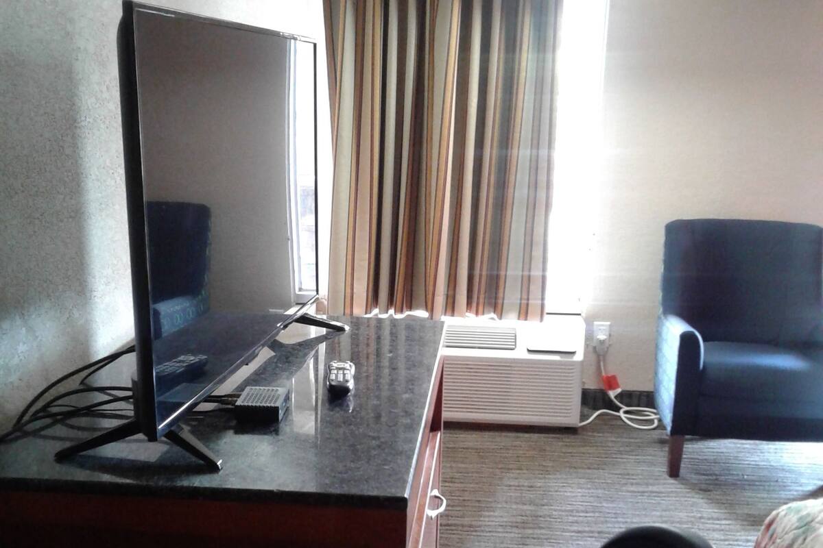 Desk, soundproofing, iron/ironing board, WiFi (free)
