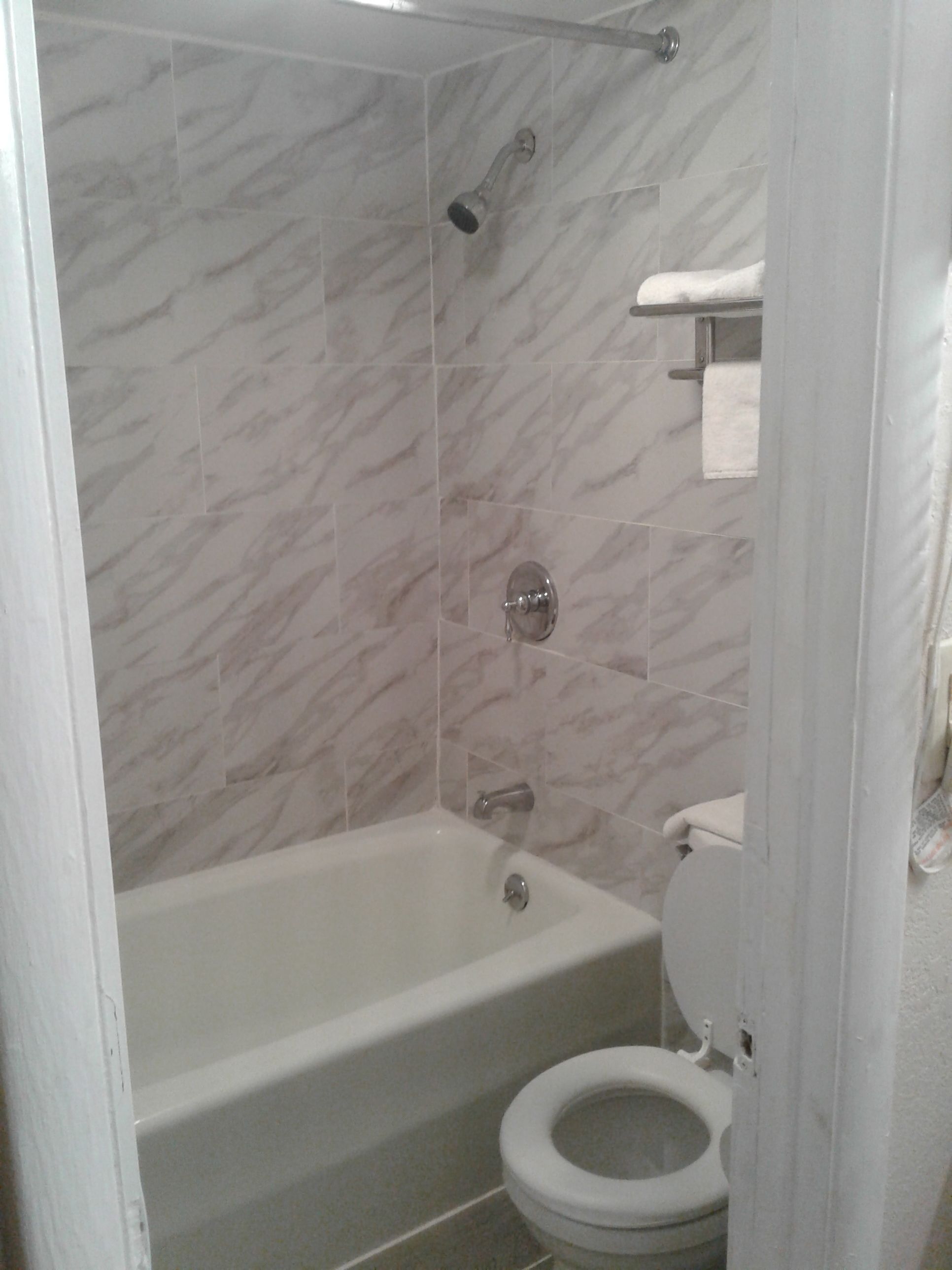 Ensemble baignoire-douche, séchoir à cheveux, serviettes fournies