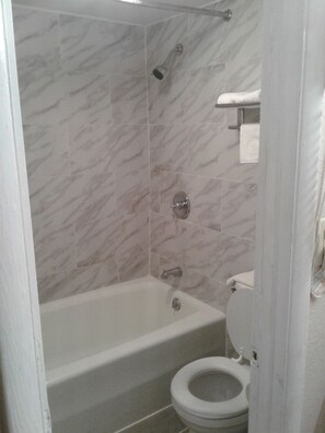 Combined shower/bathtub, hair dryer, towels - Budget Inn Express (Anderson)