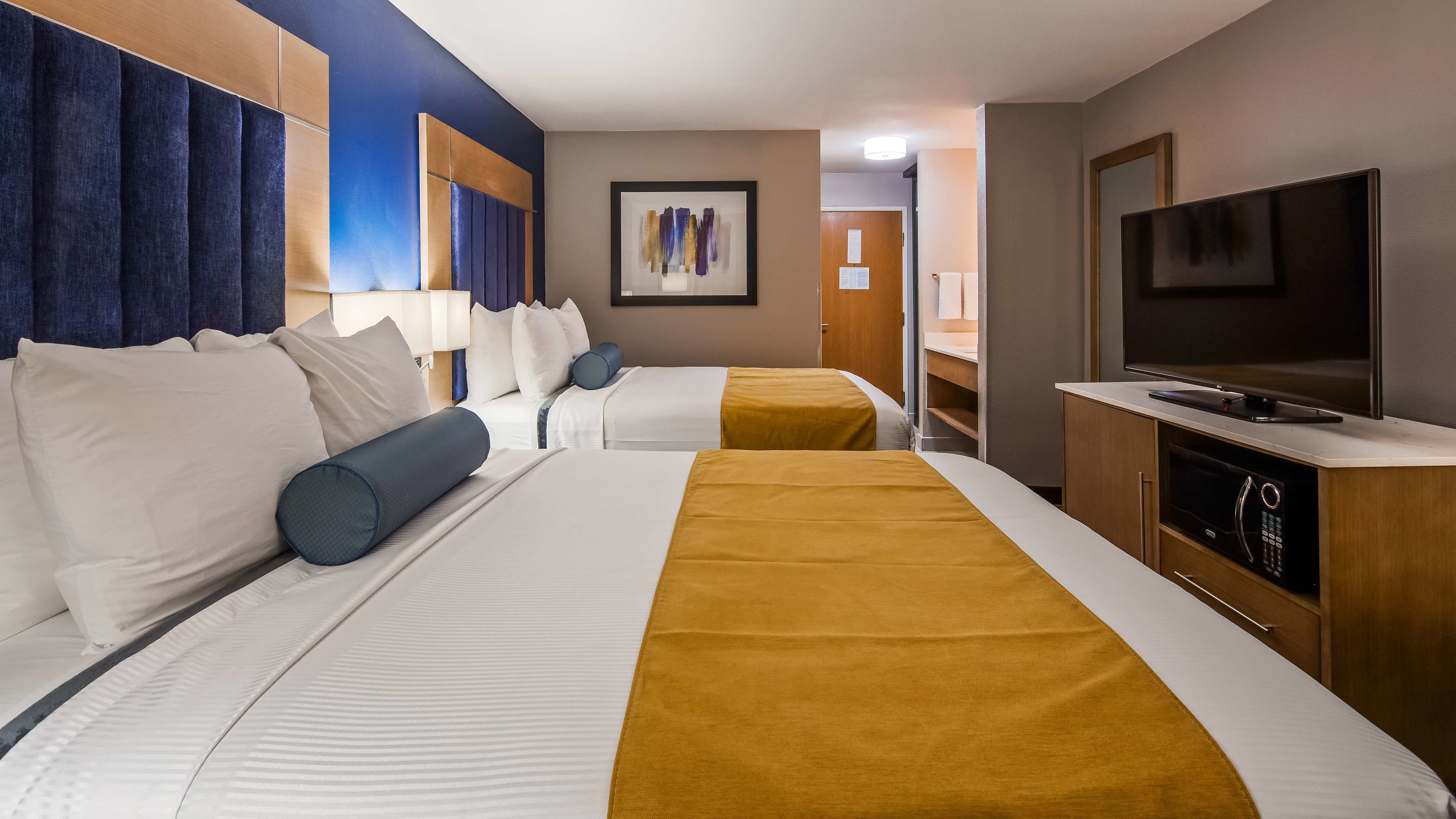 standard room, 2 queen beds, non smoking, microwave | desk, free wifi, bed sheets