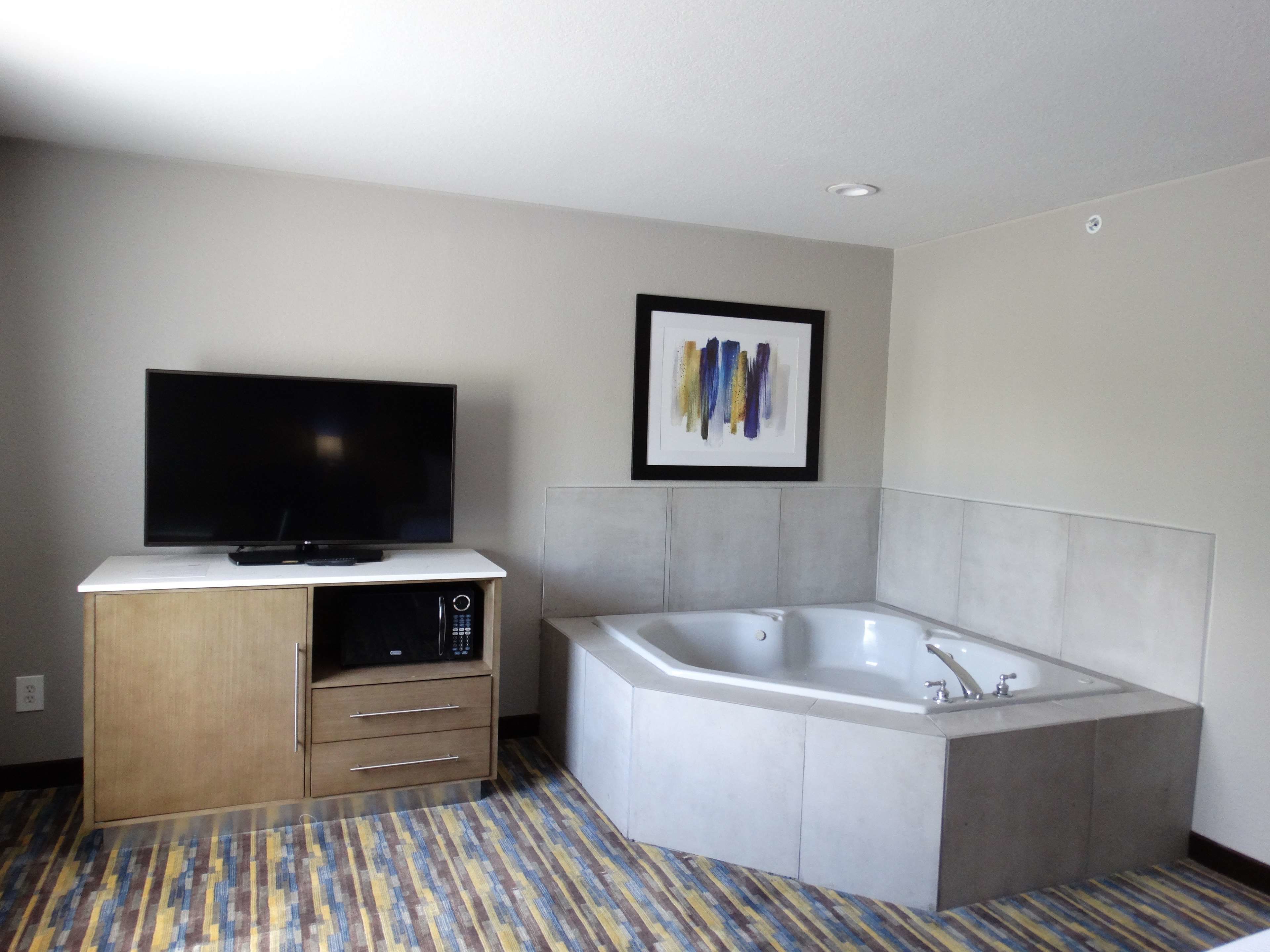 standard room, 1 king bed, accessible, jetted tub | desk, free wifi, bed sheets