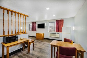 Suite, 1 cama King size, para no fumadores | Escritorio, espacio para trabajar con laptop y cortinas blackout 