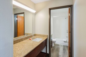Suíte, 1 cama King, para não fumantes | Banheiro | Secador de cabelo, toalhas de banho, sabonete, shampoo