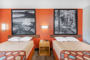 Habitación, 2 camas matrimoniales, para no fumadores | Escritorio, espacio para trabajar con laptop y cortinas blackout 