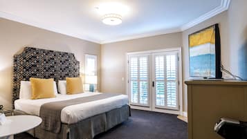 Klassieke kamer | Luxe beddengoed, een kluis op de kamer, een strijkplank/strijkijzer