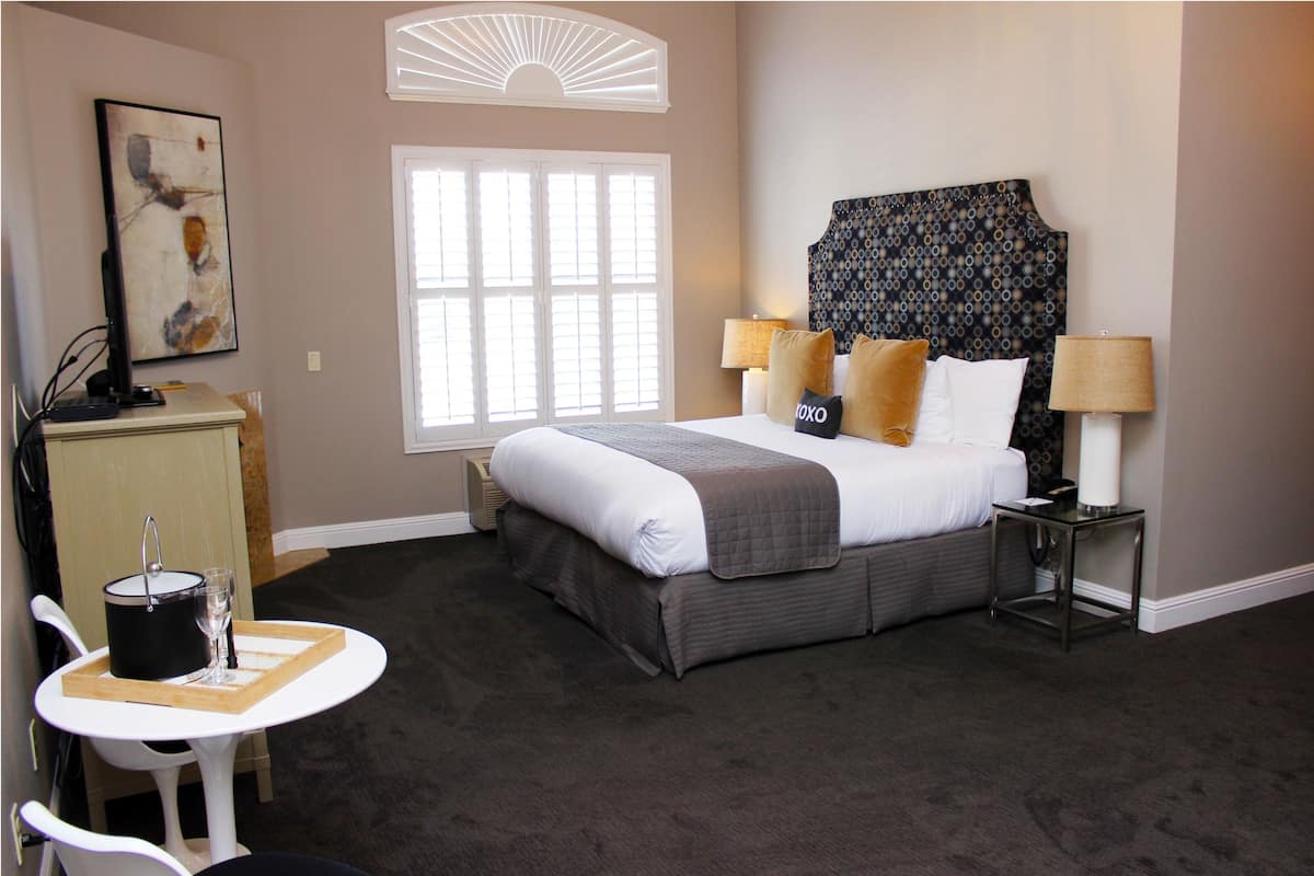 1 Schlafzimmer, hochwertige Bettwaren, Zimmersafe, Schreibtisch