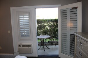 Standard Room, 1 King Bed | Premium bedding, in-room safe, iron/ironing board, free WiFi