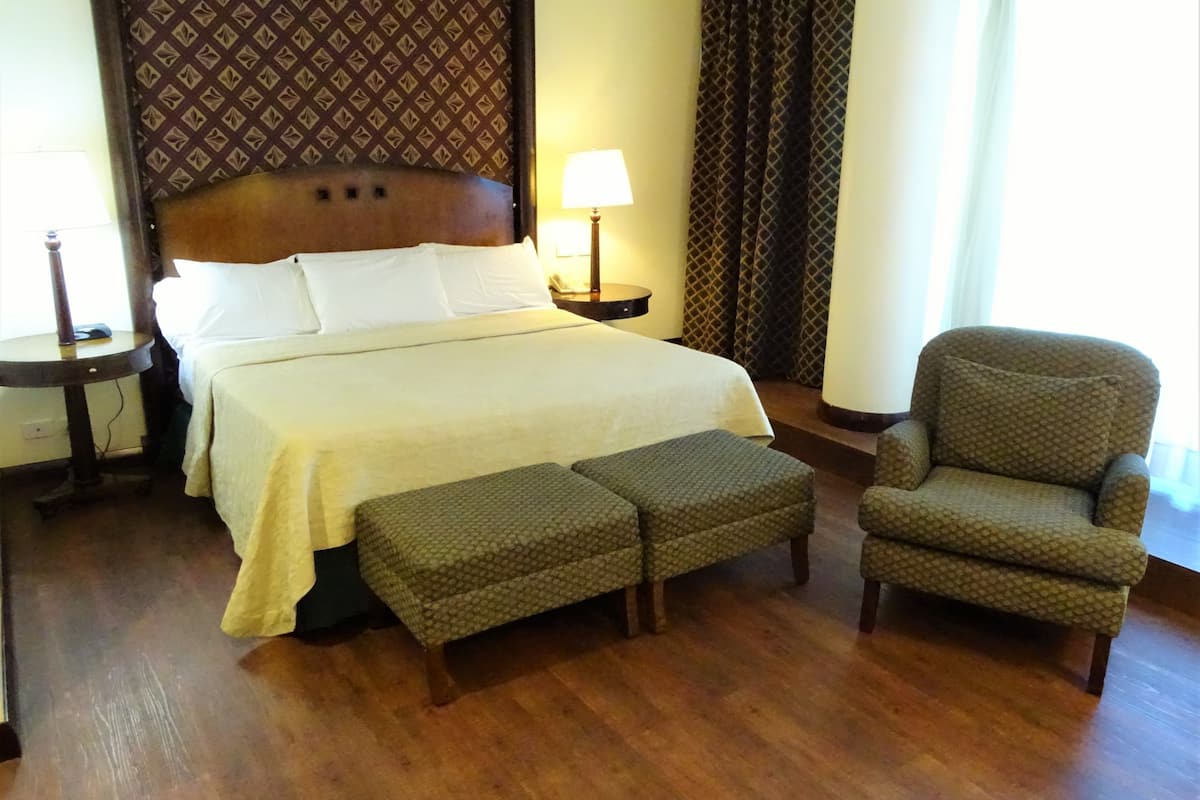 Premium bedding, minibar, in-room safe, desk