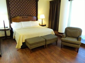 Quarto superior, 1 cama King | Roupas de cama premium, frigobar, cofres nos quartos, escrivaninha