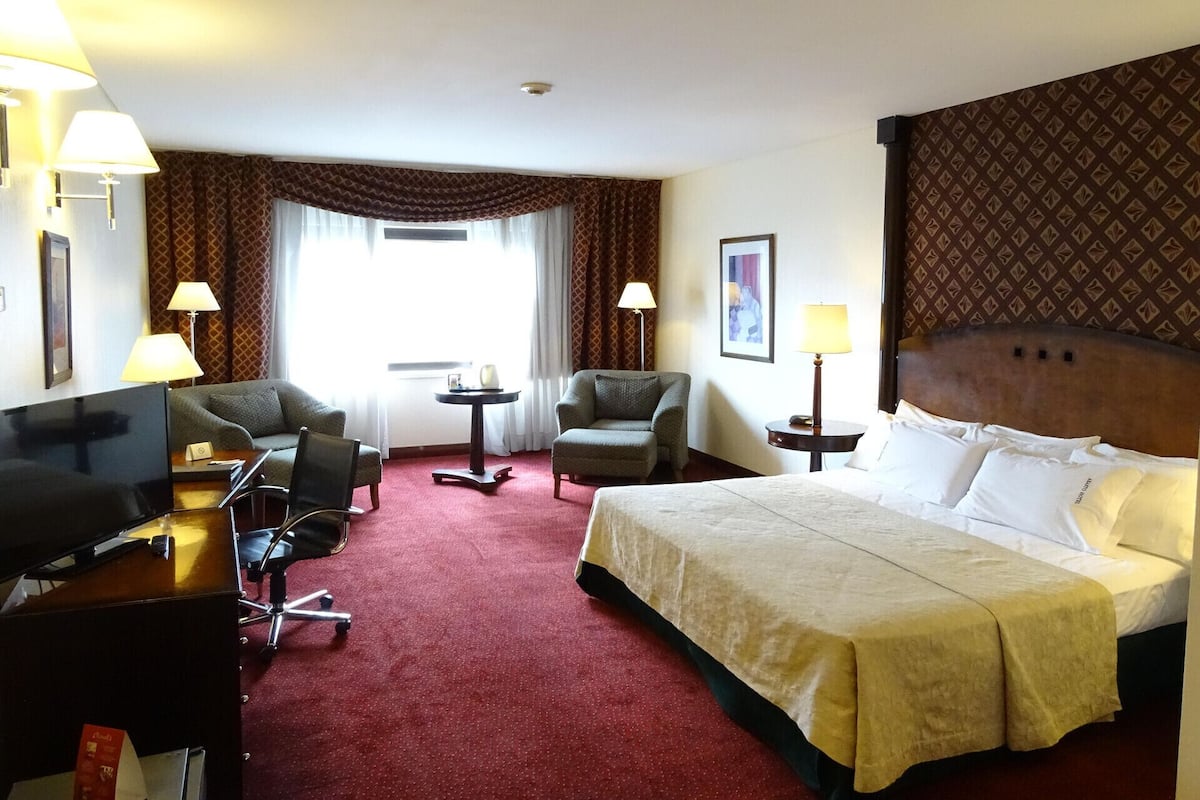 Premium bedding, minibar, in-room safe, desk