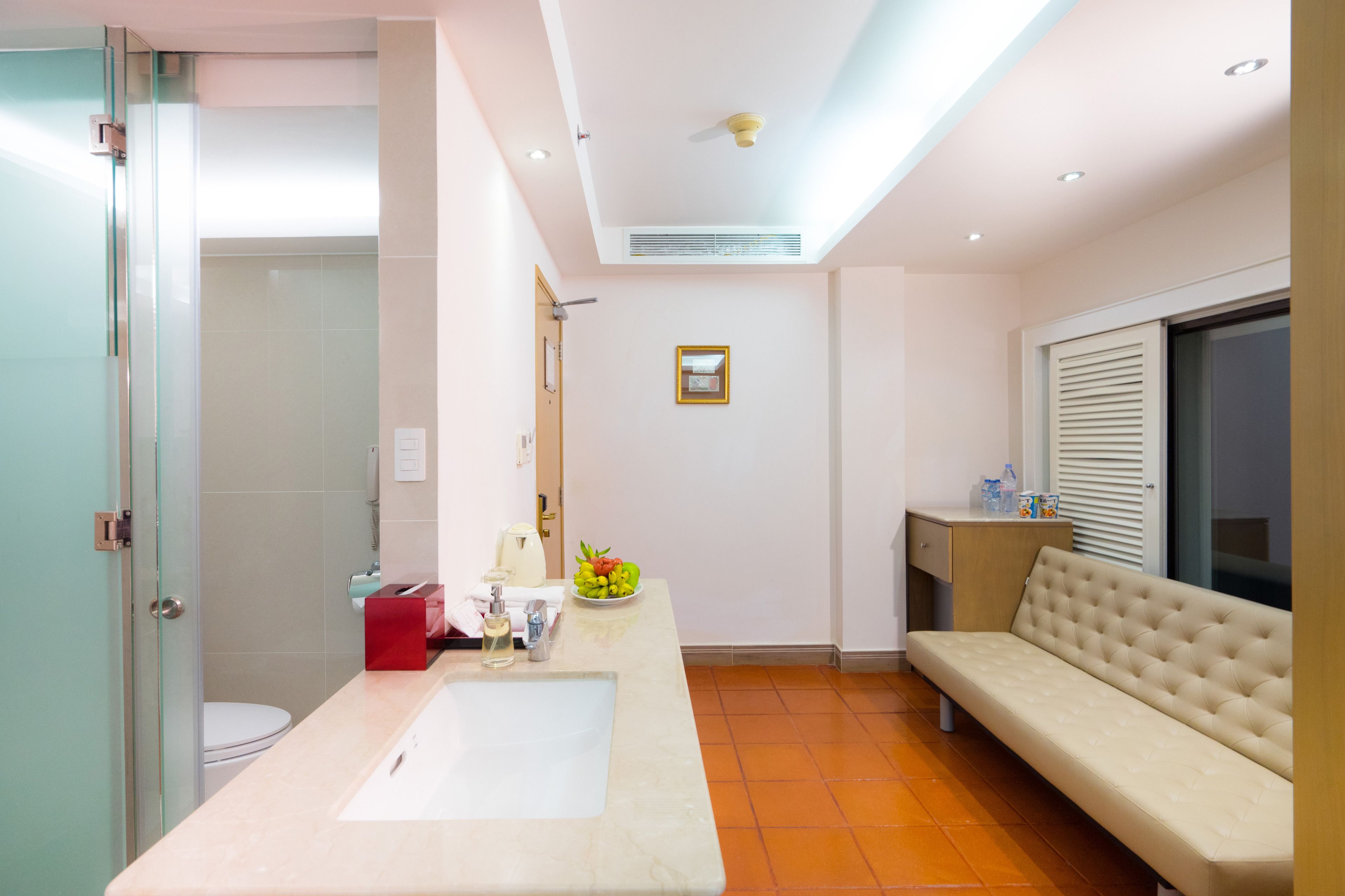開放式套房 | 浴室 | 免費盥洗用品、吹風機、拖鞋、毛巾