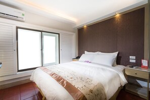 Chambre Deluxe | Minibar, coffres-forts dans les chambres, bureau, Wi-Fi gratuit