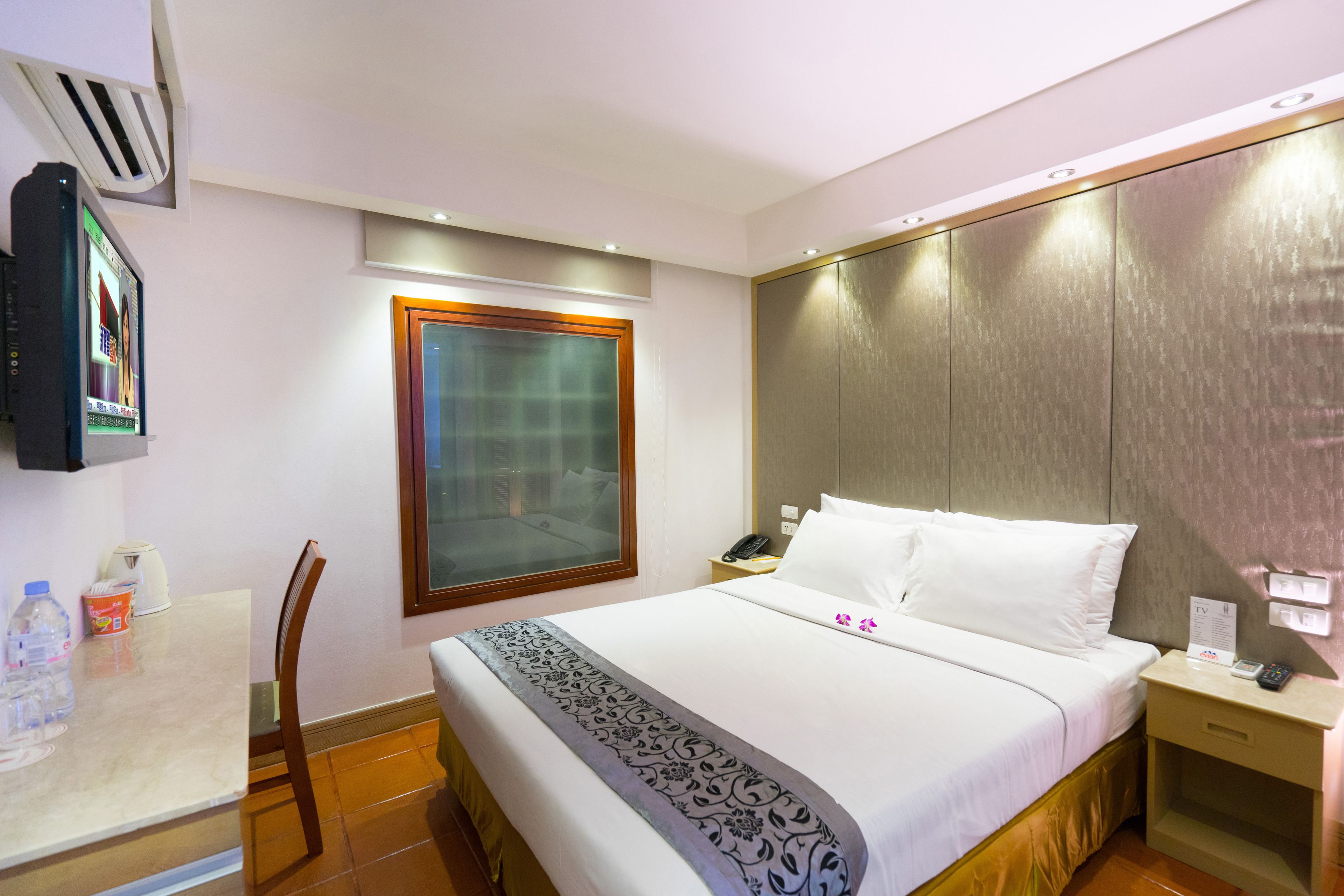 Minibar, in-room safe, desk, free WiFi