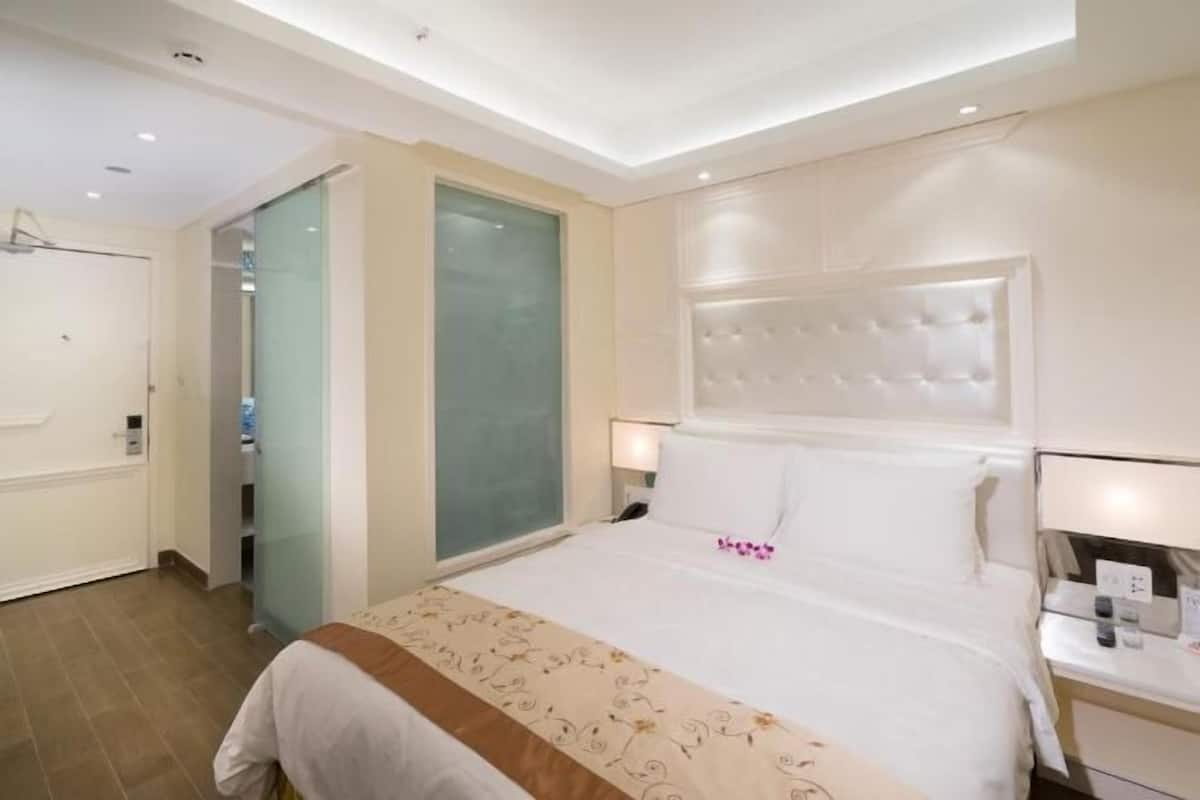 Minibar, in-room safe, desk, free WiFi