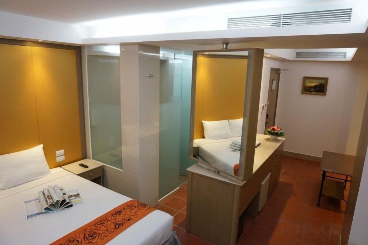 Minibar, in-room safe, desk, free WiFi