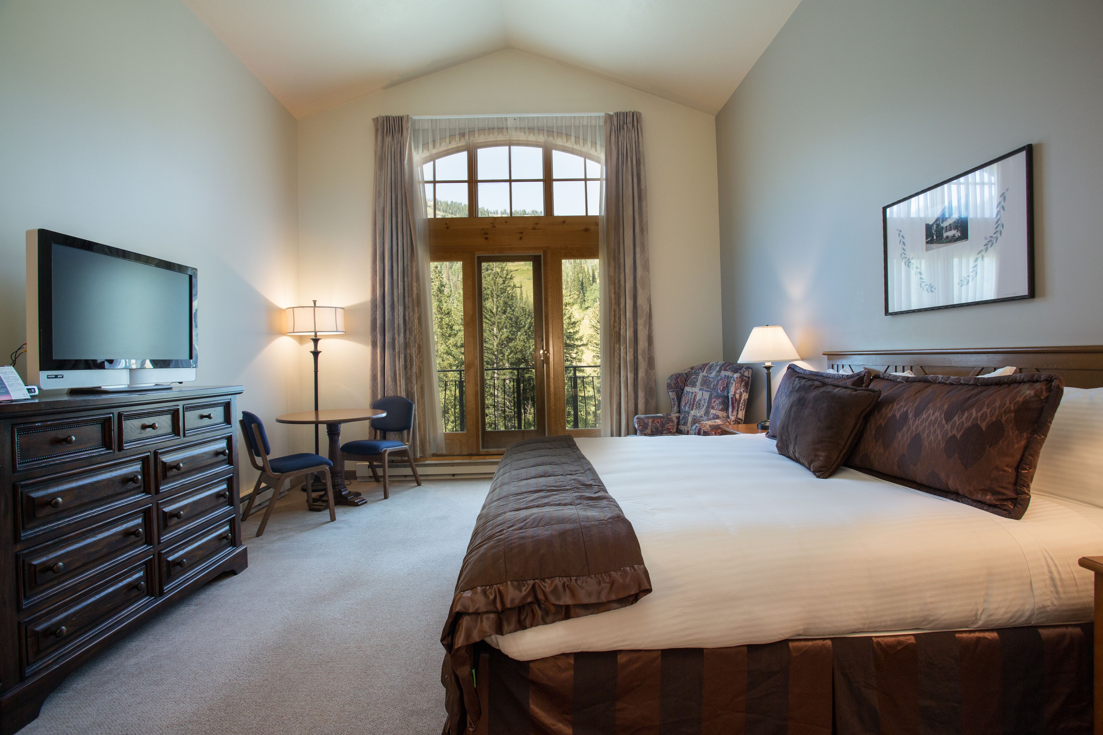 King, Slope View | 低過敏寢具、客房內保險箱、書桌、熨斗/熨衣板