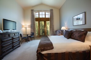 King, Slope View | Anti alerjik yatak takımı, odada kasa, masa, ütü/ütü masası