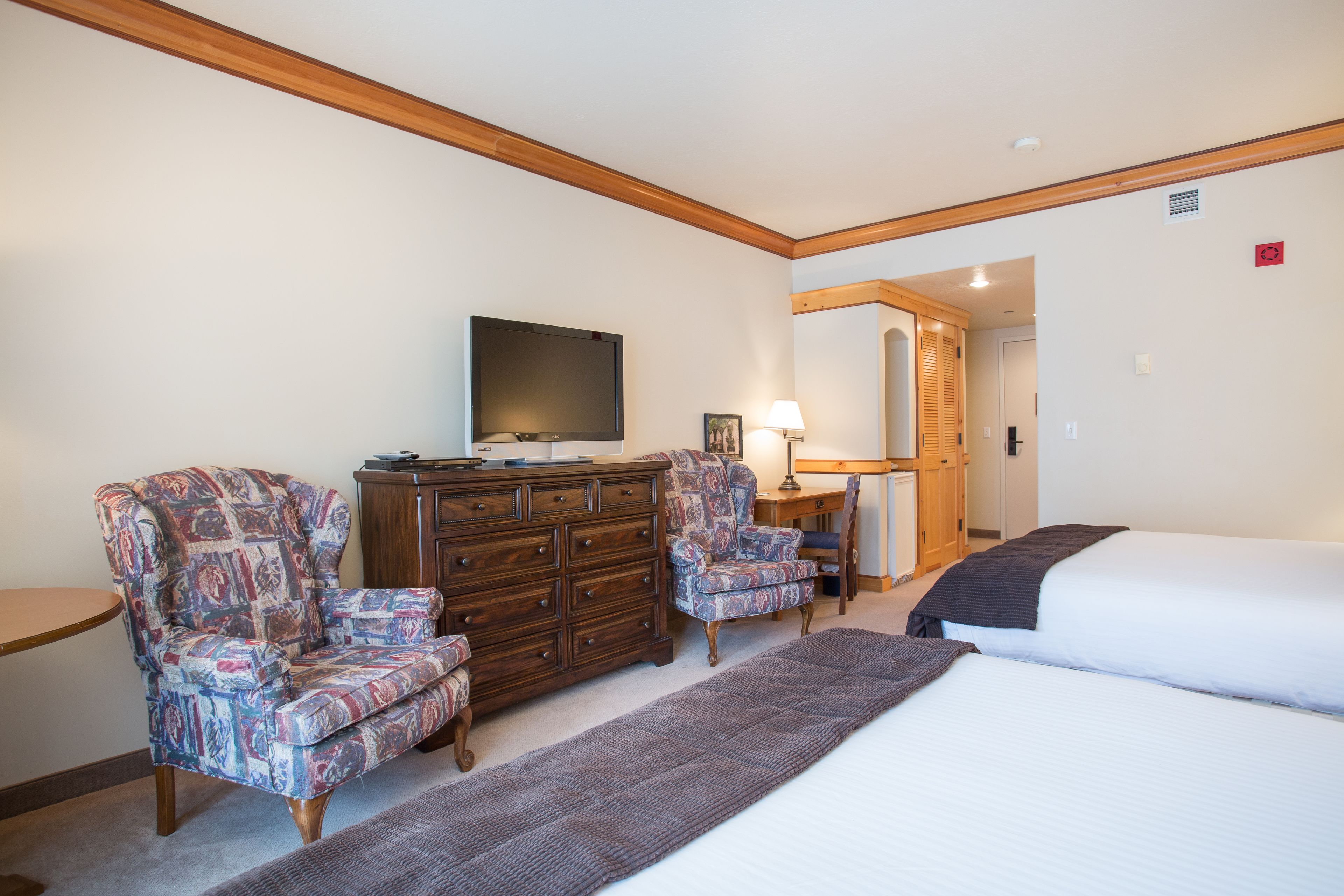 double queen, slope view | living area | 37-inch flat-screen tv with cable channels, tv, dvd player