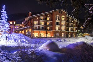 施設の正面 (日没後)