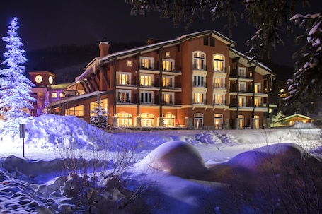 Fachada de la propiedad por la tarde o noche