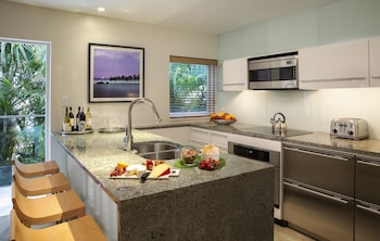 Fridge, microwave, coffee/tea maker, electric kettle at Santa Maria Suites