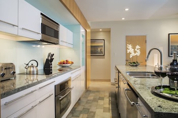 Fridge, microwave, coffee/tea maker, electric kettle at Santa Maria Suites