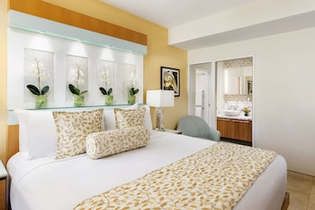 2 bedrooms, premium bedding, pillowtop beds, in-room safe at Santa Maria Suites