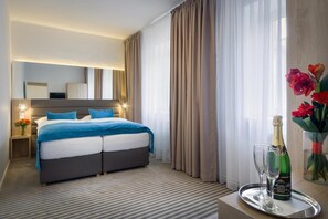 Hypo-allergenic bedding, in-room safe, individually furnished, desk - Hotel White Lion (Prague)