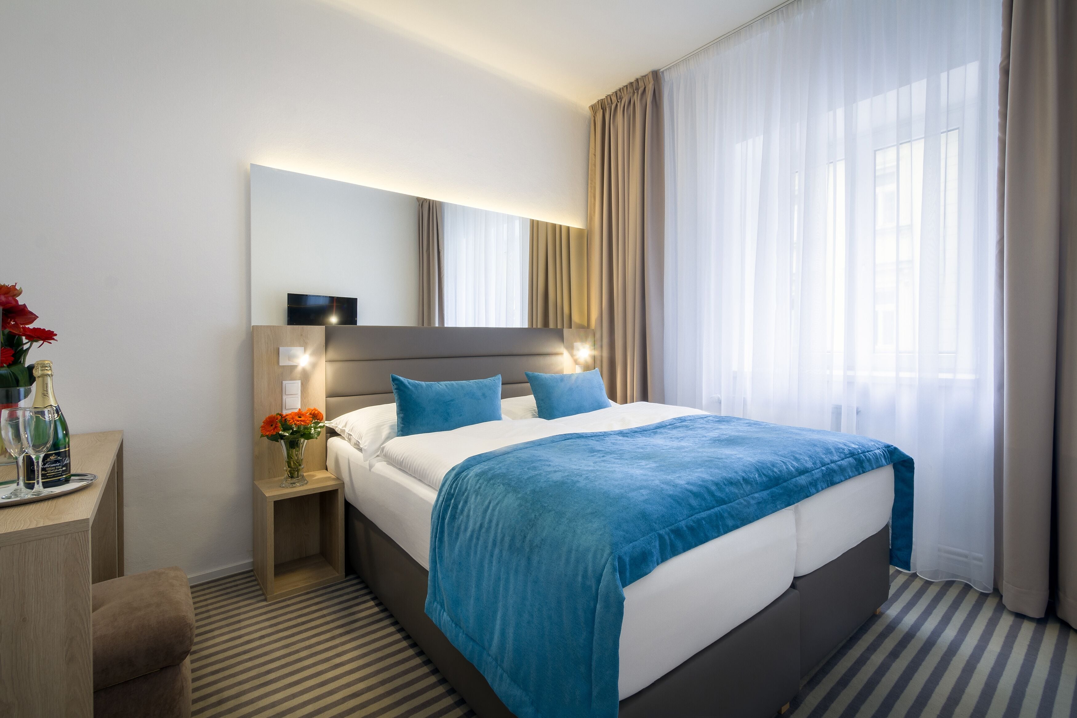 標準雙人房 | 防敏寢具、房內夾萬、獨特裝修、書桌