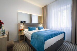 スタンダード ダブルルーム | 低刺激性寝具、セーフティボックス (室内)、客室ごとに異なるインテリア、デスク